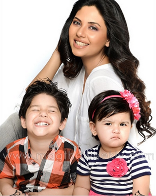 sunita marshall 4 320x400 zps04b6f3be - Sunita Marshal’s With Her Kids